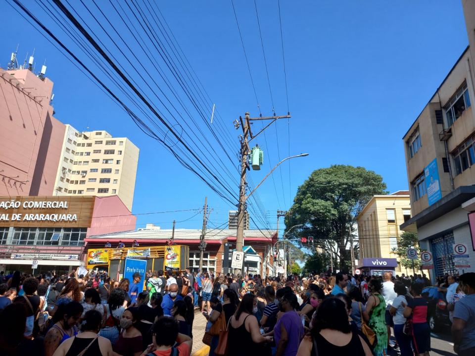 Foto 5 de 9 — Servidores fazem manifestação em frente à Prefeitura